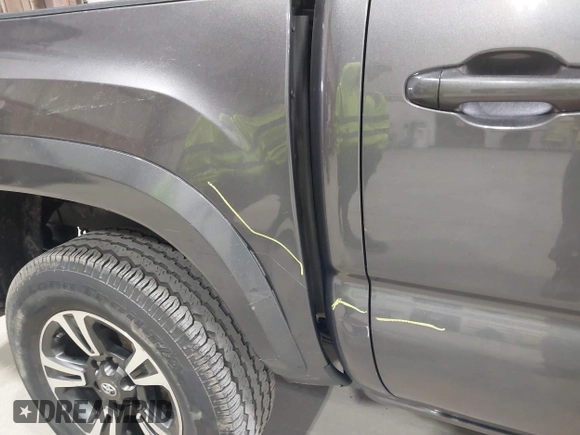 2017 Toyota Tacoma SR5 z VIN 5TFCZ5AN6HX111116, wystawiony jako IAAI lot #42054764 z przebiegiem 103 107 mil mil oraz . Historia ofert i sprzedaży dostępna na DreamBid. Obrazek 6.