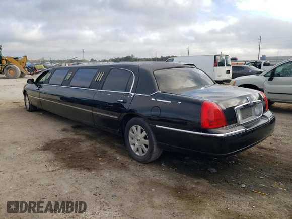 2003 Lincoln Town Car Executive z VIN 1L1FM81W23Y631965, wystawiony jako Copart lot #44536145 z przebiegiem 43 743 mil mil oraz Czysty tytuł • Clean title. Historia ofert i sprzedaży dostępna na DreamBid. Obrazek 2.