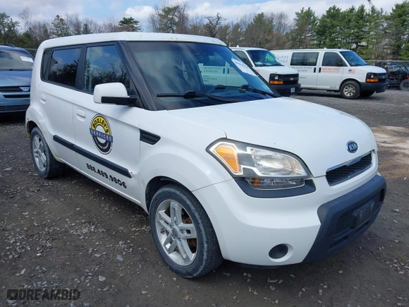 2010 Kia Soul + with VIN KNDJT2A22A7701882, listed as a IAAI auction lot 42064314 with 174,010 mi miles. Bid and sale history available at carsss.com. Image 1.
