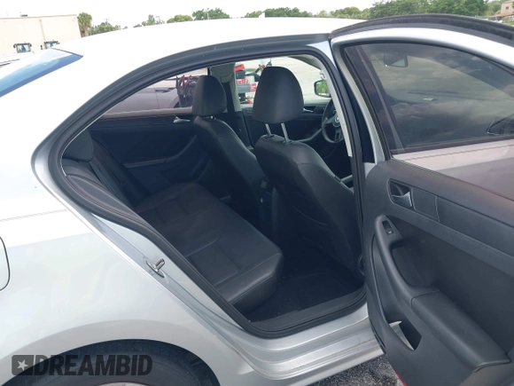 2012 Volkswagen Jetta SE z VIN 3VWDP7AJ1CM123480, wystawiony jako IAAI lot #42765785 z przebiegiem 175 548 mil mil oraz . Historia ofert i sprzedaży dostępna na DreamBid. Obrazek 8.