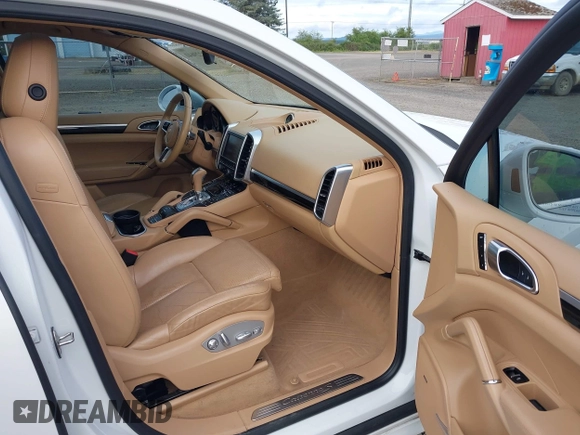 2016 Porsche Cayenne S E-Hybrid z VIN WP1AE2A22GLA17486, wystawiony jako IAAI lot #42229641 z przebiegiem 91 642 mil mil oraz . Historia ofert i sprzedaży dostępna na DreamBid. Obrazek 5.