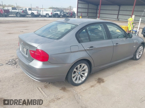 2011 BMW 3 Series 328i xDrive z VIN WBAPK5C52BF123454, wystawiony jako IAAI lot #42108474 z przebiegiem 111 165 mil mil oraz . Historia ofert i sprzedaży dostępna na DreamBid. Obrazek 4.