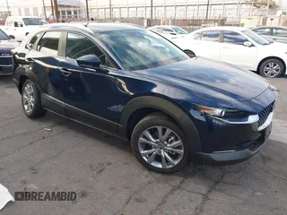 2023 Mazda CX-30 S Preferred z VIN 3MVDMBCM1PM587928, wystawiony jako IAAI lot #41009388 z przebiegiem 9 590 mil mil oraz . Historia ofert i sprzedaży dostępna na DreamBid. Obrazek 1.