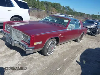 1984 Cadillac Eldorado z VIN 1G6AL5789EE608519, wystawiony jako IAAI lot #41577924 z przebiegiem 12 416 mil mil oraz . Historia ofert i sprzedaży dostępna na DreamBid. Obrazek 2.