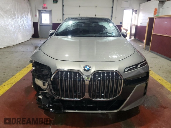 2024 BMW 7 Series 740i xDrive with VIN WBA33EH03RCS76249, listed as a Copart auction lot 45735165 with 26,449 mi miles and Clean Title. Bid and sale history available at carsss.com. Image 5.