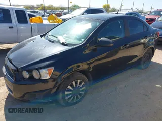 2013 Chevrolet Sonic LS z VIN 1G1JA5SH5D4133278, wystawiony jako IAAI lot #41957054 z przebiegiem 2 426 mil mil oraz . Historia ofert i sprzedaży dostępna na DreamBid. Obrazek 2.