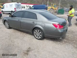 2005 Toyota Avalon XL with VIN 4T1BK36B25U035857, listed as a IAAI auction lot 42032881 with 198,737 mi miles. Bid and sale history available at carsss.com. Image 3.