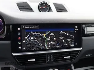 2022 Porsche Cayenne z VIN WP1AA2AY2NDA06673, wystawiony jako Copart lot #42586635 z przebiegiem 17 392 mil mil oraz Czysty tytuł • Clean title. Historia ofert i sprzedaży dostępna na DreamBid. Obrazek 7.