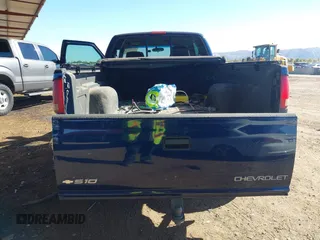 2002 Chevrolet S-10 LS with VIN 1GCCT19W428212163, listed as a IAAI auction lot 41383327 with 1 mi miles. Bid and sale history available at carsss.com. Image 6.