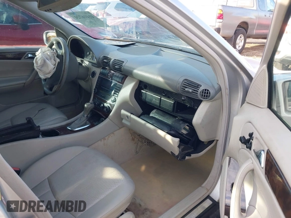 2005 Mercedes-Benz C 320 с VIN WDBRF64JX5F565631, выставлен на аукционе IAAI как лот 41416724 с пробегом 154 981 миль миль и . История ставок и продаж доступна на DreamBid. Изображение 5.