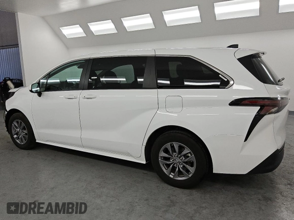 2024 Toyota Sienna LE with VIN 5TDKRKEC7RS190662, listed as a Copart auction lot 51092865 with 34,083 mi miles and Clean Title. Bid and sale history available at carsss.com. Image 2.