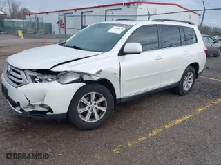2011 Toyota Highlander with VIN 5TDZK3EHXBS048607, listed as a IAAI auction lot 41180677 with 211,295 mi miles. Bid and sale history available at carsss.com. Image 2.