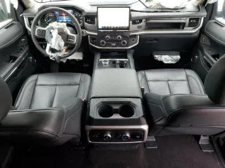 2023 Ford Expedition Max XLT z VIN 1FMJK1H86PEA16436, wystawiony jako Copart lot #45181085 z przebiegiem 14 551 mil mil oraz Czysty tytuł • Clean title. Historia ofert i sprzedaży dostępna na DreamBid. Obrazek 8.
