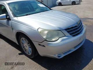 2008 Chrysler Sebring Touring z VIN 1C3LC56K58N267552, wystawiony jako IAAI lot #42273582 z przebiegiem 137 007 mil mil oraz . Historia ofert i sprzedaży dostępna na DreamBid. Obrazek 12.