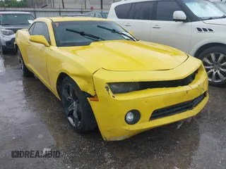 2013 Chevrolet Camaro LS z VIN 2G1FA1E35D9182475, wystawiony jako IAAI lot #42098546 z przebiegiem 245 942 mil mil oraz . Historia ofert i sprzedaży dostępna na DreamBid. Obrazek 1.