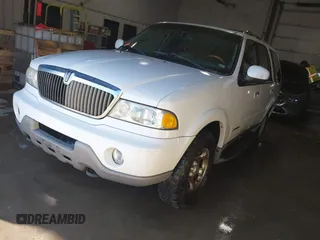 2002 Lincoln Navigator z VIN 5LMFU28R32LJ18485, wystawiony jako IAAI lot #41718606 z przebiegiem 228 590 mil mil oraz . Historia ofert i sprzedaży dostępna na DreamBid. Obrazek 19.