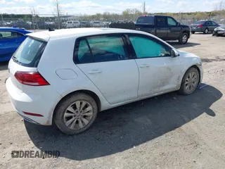 2021 Volkswagen Golf TSI z VIN 3VWG57AU4MM008113, wystawiony jako IAAI lot #42053444 z przebiegiem 24 449 mil mil oraz . Historia ofert i sprzedaży dostępna na DreamBid. Obrazek 4.