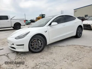 2020 Tesla Model 3 Standard Range Plus z VIN 5YJ3E1EA8LF634720, wystawiony jako Copart lot #53677675 z przebiegiem 66 327 mil mil oraz Szkody całkowita. Historia ofert i sprzedaży dostępna na DreamBid. Obrazek 1.