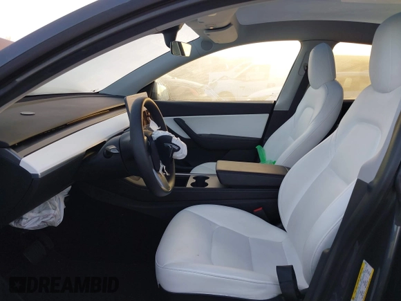 2021 Tesla Model Y Standard Range z VIN 5YJYGDED4MF121963, wystawiony jako IAAI lot #41490477 z przebiegiem 41 941 mil mil oraz . Historia ofert i sprzedaży dostępna na DreamBid. Obrazek 5.