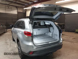2018 Toyota Highlander SE with VIN 5TDJZRFH5JS912469, listed as a IAAI auction lot 42332840 with 74,386 mi miles and . Bid and sale history available at DreamBid. Image 3.