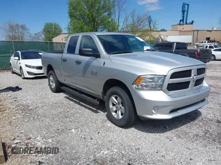 2018 Ram 1500 Express z VIN 1C6RR7FG4JS147493, wystawiony jako IAAI lot #41904703 z przebiegiem 101 391 mil mil oraz . Historia ofert i sprzedaży dostępna na DreamBid. Obrazek 1.