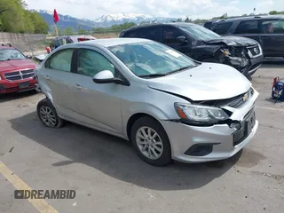 2017 Chevrolet Sonic LT z VIN 1G1JD5SH3H4121868, wystawiony jako IAAI lot #42110600 z przebiegiem 65 203 mil mil oraz . Historia ofert i sprzedaży dostępna na DreamBid. Obrazek 1.