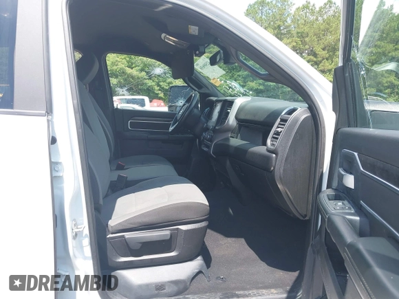 2024 Ram 2500 Big Horn z VIN 3C6UR5DJ4RG354840, wystawiony jako IAAI lot #42509658 z przebiegiem Nie podano mil oraz . Historia ofert i sprzedaży dostępna na DreamBid. Obrazek 5.