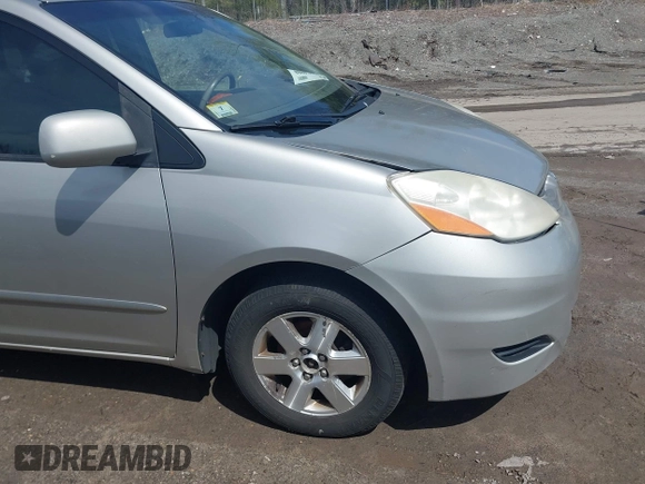 2008 Toyota Sienna XLE with VIN 5TDZK22C18S178979, listed as a IAAI auction lot 42024980 with 202,865 mi miles. Bid and sale history available at carsss.com. Image 6.