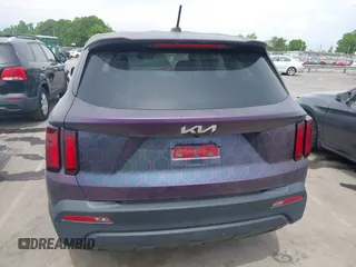 2022 Kia Sorento LX z VIN 5XYRG4LC9NG091772, wystawiony jako IAAI lot #42092771 z przebiegiem 6 753 mil mil oraz . Historia ofert i sprzedaży dostępna na DreamBid. Obrazek 16.