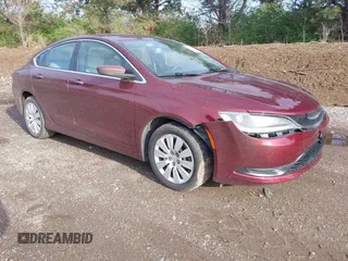 2015 Chrysler 200 LX z VIN 1C3CCCFB1FN674141, wystawiony jako IAAI lot #41955144 z przebiegiem 135 778 mil mil oraz . Historia ofert i sprzedaży dostępna na DreamBid. Obrazek 1.