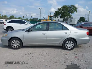 2005 Toyota Camry STD z VIN 4T1BE32K95U381773, wystawiony jako IAAI lot #42221291 z przebiegiem 93 224 mil mil oraz . Historia ofert i sprzedaży dostępna na DreamBid. Obrazek 14.