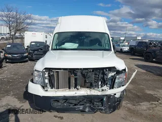2021 Nissan NV Cargo SV z VIN 1N6BF0LY1MN806850, wystawiony jako IAAI lot #41500860 z przebiegiem 94 928 mil mil oraz . Historia ofert i sprzedaży dostępna na DreamBid. Obrazek 12.