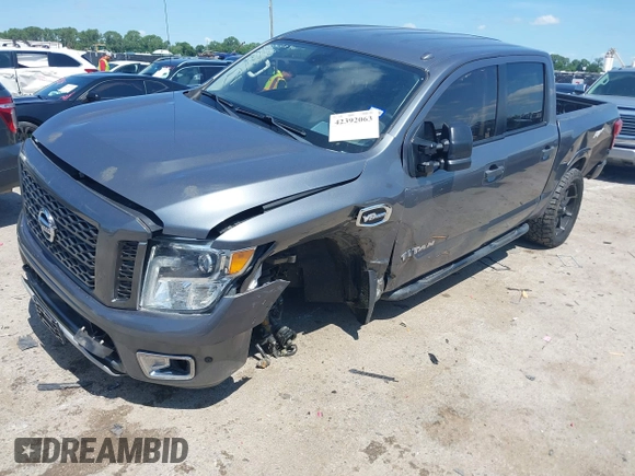 2017 Nissan Titan SV z VIN 1N6AA1E55HN551578, wystawiony jako IAAI lot #42392063 z przebiegiem 123 077 mil mil oraz . Historia ofert i sprzedaży dostępna na DreamBid. Obrazek 2.