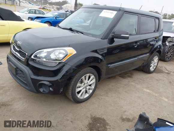 2013 Kia Soul + z VIN KNDJT2A66D7569863, wystawiony jako IAAI lot #42107481 z przebiegiem 101 780 mil mil oraz . Historia ofert i sprzedaży dostępna na DreamBid. Obrazek 2.