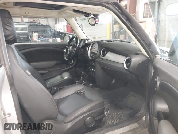 2011 MINI Clubman z VIN WMWZF3C56BT188312, wystawiony jako IAAI lot #41980882 z przebiegiem 143 669 mil mil oraz . Historia ofert i sprzedaży dostępna na DreamBid. Obrazek 5.
