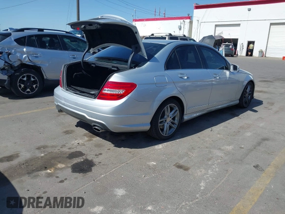 2013 Mercedes-Benz C 300 Sport с VIN WDDGF8AB2DR289465, выставлен на аукционе IAAI как лот 42211273 с пробегом 124 674 миль миль и . История ставок и продаж доступна на DreamBid. Изображение 4.