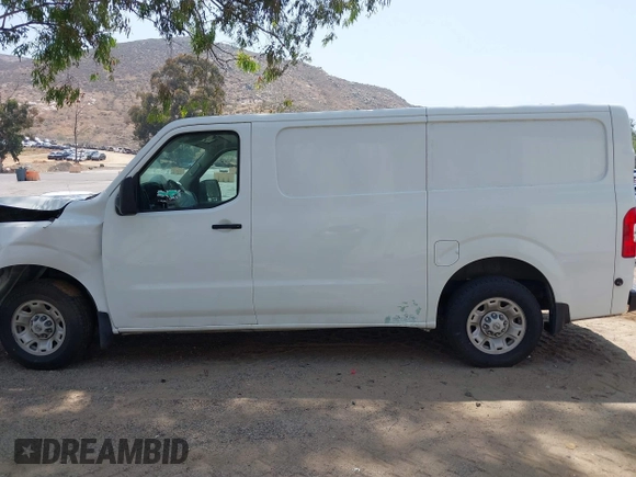 2021 Nissan NV Cargo SV z VIN 1N6BF0KYXMN805682, wystawiony jako IAAI lot #42152216 z przebiegiem 82 671 mil mil oraz . Historia ofert i sprzedaży dostępna na DreamBid. Obrazek 14.