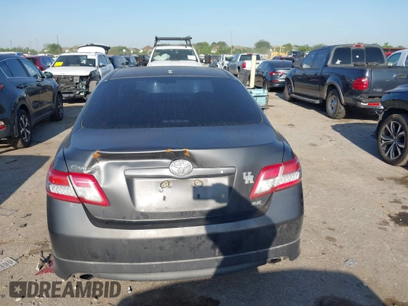 2011 Toyota Camry LE z VIN 4T1BF3EKXBU773360, wystawiony jako IAAI lot #41991860 z przebiegiem 201 251 mil mil oraz . Historia ofert i sprzedaży dostępna na DreamBid. Obrazek 16.