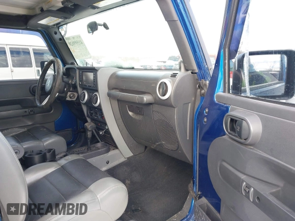 2010 Jeep Wrangler Sahara z VIN 1J4AA5D18AL170957, wystawiony jako IAAI lot #41599820 z przebiegiem 64 217 mil mil oraz . Historia ofert i sprzedaży dostępna na DreamBid. Obrazek 5.