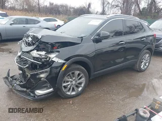 2023 Buick Encore GX Essence z VIN KL4MMGSL7PB104001, wystawiony jako IAAI lot #41102851 z przebiegiem 32 766 mil mil oraz . Historia ofert i sprzedaży dostępna na DreamBid. Obrazek 2.