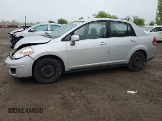 2008 Nissan Versa S z VIN 3N1BC11E18L377731, wystawiony jako Copart lot #58661235 z przebiegiem 192 037 mil mil oraz Czysty tytuł • Clean title. Historia ofert i sprzedaży dostępna na DreamBid. Obrazek 1.