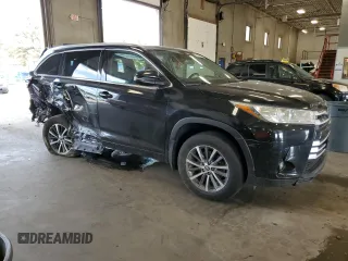2017 Toyota Highlander XLE with VIN 5TDJZRFH0HS455595, listed as a Copart auction lot 61916645 with 196,009 mi miles and Non repairable. Bid and sale history available at DreamBid. Image 4.