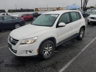 2011 Volkswagen Tiguan S z VIN WVGAV7AX6BW525120, wystawiony jako Copart lot #45056925 z przebiegiem 88 357 mil mil oraz Nie do naprawy • Non repairable. Historia ofert i sprzedaży dostępna na DreamBid. Obrazek 1.