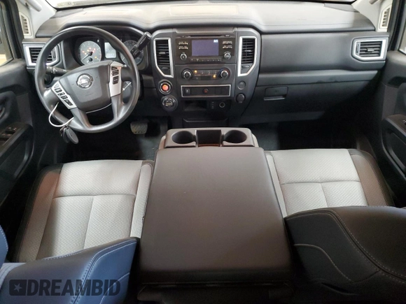 2017 Nissan Titan SV z VIN 1N6AA1EJ5HN556261, wystawiony jako Copart lot #55049185 z przebiegiem 107 396 mil mil oraz Szkoda całkowita • Salvage title. Historia ofert i sprzedaży dostępna na DreamBid. Obrazek 8.