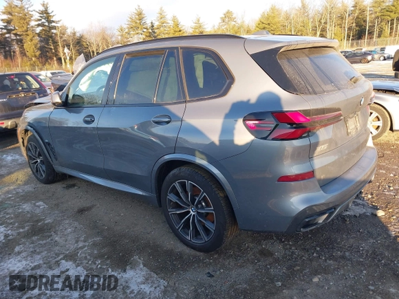 2024 BMW X5 xDrive40i z VIN 5UX23EU06R9T45953, wystawiony jako IAAI lot #41338362 z przebiegiem 33 943 mil mil oraz . Historia ofert i sprzedaży dostępna na DreamBid. Obrazek 3.