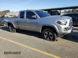 2017 Toyota Tacoma SR5 z VIN 5TFRZ5CNXHX028456, wystawiony jako Copart lot #84039894 z przebiegiem 30 670 mil mil oraz Szkoda całkowita • Salvage title. Historia ofert i sprzedaży dostępna na DreamBid. Obrazek 4.