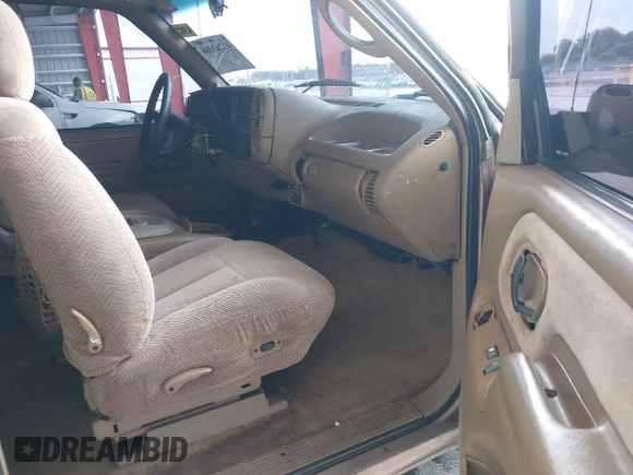 1995 GMC Sierra 1500 z VIN 2GTEK19K1S1535176, wystawiony jako IAAI lot #42243366 z przebiegiem 220 755 mil mil oraz . Historia ofert i sprzedaży dostępna na DreamBid. Obrazek 5.