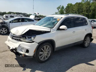 2014 Volkswagen Tiguan SE z VIN WVGAV3AX3EW521541, wystawiony jako Copart lot #55725835 z przebiegiem 176 694 mil mil oraz Szkoda całkowita • Salvage title. Historia ofert i sprzedaży dostępna na DreamBid. Obrazek 1.