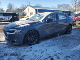 2022 Mazda 3 Carbon Edition z VIN 3MZBPACL5NM312817, wystawiony jako Copart lot #45314185 z przebiegiem 37 279 mil mil oraz Szkoda całkowita • Salvage title. Historia ofert i sprzedaży dostępna na DreamBid. Obrazek 1.