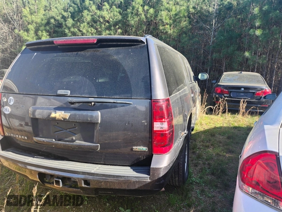 2010 Chevrolet Suburban LS z VIN 1GNUKHE32AR291666, wystawiony jako IAAI lot #41886401 z przebiegiem Nie podano mil oraz . Historia ofert i sprzedaży dostępna na DreamBid. Obrazek 4.